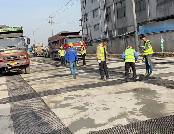 锦山镇老材料的新故事：玻璃纤维土工格栅如何在‘白改黑’浪潮中重获新生？